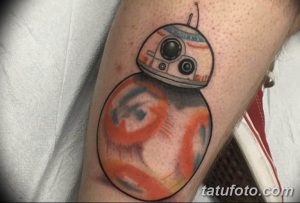 Фотография татуировки с изображением дроида BB-8 из Звездных войн на руке. Яркий и детализированный рисунок в стиле мультфильма.