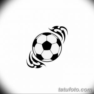 Фото татуировки с изображением футбольного мяча, окруженного черным племенным орнаментом. Стильный и оригинальный рисунок.