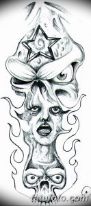 Черно-белый эскиз татуировки, изображающий искаженное лицо, переходящее в череп, с добавлением звезд и языков пламени. Мрачный и загадочный дизайн.