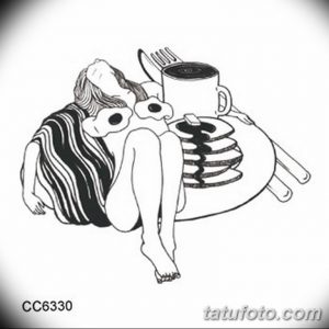 Черно-белая татуировка с изображением девушки, сидящей за столом с завтраком: яичница, тосты и кофе. Идеально для любителей уютных моментов.