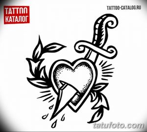 Черно-белый эскиз татуировки с изображением сердца, пронзенного кинжалом, и капель крови. Символизирует боль, предательство и потерю.