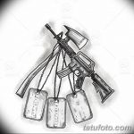 Черно-серый эскиз татуировки с изображением автомата, топора и армейских жетонов. Подходит для военнослужащих и патриотов.