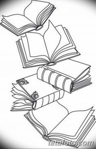 Черно-белый эскиз татуировки с изображением стопки открытых книг, расположенных под разными углами. Рисунок выполнен в линейном стиле.