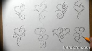 Набор эскизов татуировок в форме сердца с различными завитками и узорами. Эскизы выполнены в черно-белой гамме.