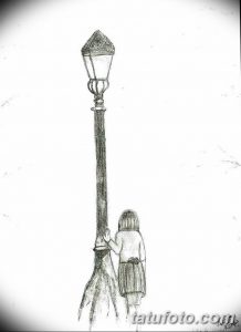 Черно-белый эскиз татуировки: маленькая девочка стоит спиной к зрителю возле старинного фонаря. Трогательный и меланхоличный рисунок тату.