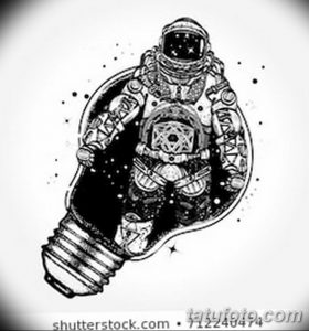 Черно-белый эскиз татуировки: космонавт в скафандре внутри лампочки, окруженный звездами и галактиками. Оригинальный и креативный дизайн тату.