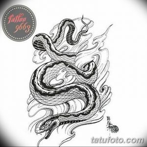 Черно-белый эскиз татуировки змеи, обвивающейся вокруг пламени. Рисунок выполнен в динамичном стиле с использованием штриховки.