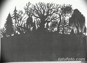 Черно-белое фото тату, изображающее силуэт леса с деревьями, кустами и горами. Минималистичный эскиз татуировки для любителей природы.