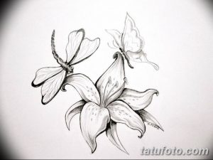 Черно-белый эскиз татуировки с изображением цветка лилии, стрекозы и бабочки. Детализированный рисунок, подходит для нанесения на плечо или спину. Нежный и романтичный дизайн.