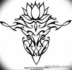 Черно-белый эскиз татуировки лотоса, выполненный в стиле blackwork. Простые формы и четкие контуры.