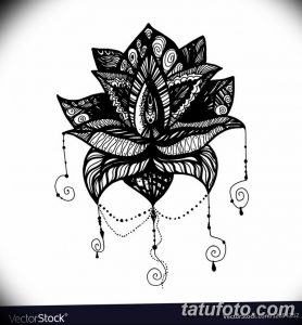 Черно-белое фото татуировки лотоса, выполненной в стиле хендмейд. Замысловатый рисунок с тонкими линиями и завитушками.