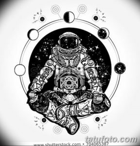 Черно-белый эскиз татуировки с изображением космонавта, сидящего в позе лотоса на фоне звездного неба. Оригинальный и философский дизайн.