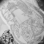 Черно-белый эскиз татуировки с изображением маяка, якоря, веревок и морских элементов. Детализированный рисунок для тату на руке.