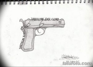Эскиз татуировки с изображением пистолета и надписью 'HAIL SATAN LOCK + LOAD'. Подходит для любителей смелых и провокационных дизайнов.