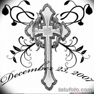 Черно-белая татуировка креста с датой "December 23, 2007" и украшена растительными элементами. Символизирует веру и память о важном событии.