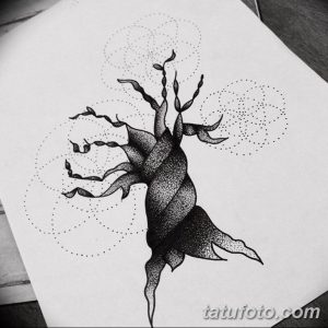 Черно-белая татуировка, выполненная в технике pointillism: стилизованное дерево с птицами, окруженное точками. Идеально для любителей необычных техник.