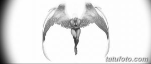Черно-белый эскиз татуировки, изображающий женскую фигуру с большими, раскинутыми крыльями. Изящный и воздушный рисунок для любителей минимализма.