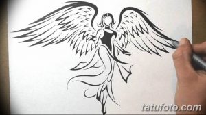 Черно-белый эскиз татуировки ангела, выполненный в стиле трайбл с использованием геометрических узоров и острых линий. Динамичный и оригинальный рисунок.