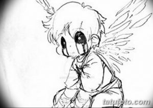 Черно-белый эскиз татуировки маленького ангела с большими глазами и маленькими крыльями. Милый и трогательный рисунок.