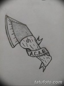 Эскиз татуировки с изображением ножа, обмотанного лентой с надписью 'A.C.A.B.' (All Cops Are Bastards), выполненный в стиле олдскул. Символизирует протест и бунтарский дух.