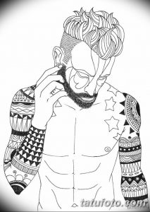 Черно-белое фото мужчины с детализированными татуировками в стиле line work на руках, шее и груди. Рисунок выполнен в минималистичном стиле.