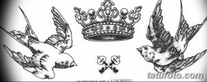 Черно-белое фото тату с изображением двух летящих птиц, короны и ключей. Эскиз символизирует свободу, власть и тайны.