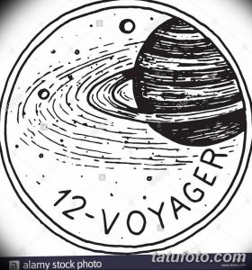 Черно-белое фото тату с изображением планеты Сатурн в круге с надписью "12-VOYAGER". Стиль - винтажный, с использованием грубых линий. Идеально для любителей космоса и ретро.