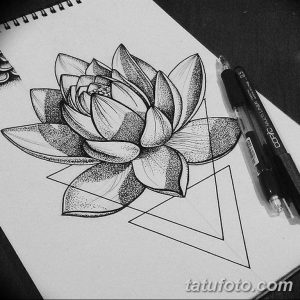 Черно-белый эскиз татуировки цветка лотоса, выполненный в технике pointillism (пуантилизм). Рисунок состоит из множества мелких точек, создающих эффект объема и текстуры.