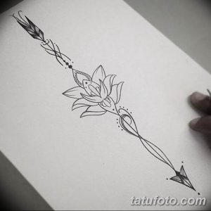 Черно-белый эскиз татуировки, изображающий стрелу, пронзающую цветок лотоса. Рисунок выполнен в минималистичном стиле с использованием тонких линий.