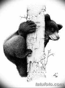 Черно-белая татуировка медвежонка, карабкающегося по стволу дерева. Детализированный рисунок, выполненный точками.