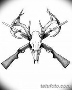 Черно-белое фото татуировки, изображающей оленью голову с рогами и двумя перекрещенными ружьями. Подходит для любителей охоты и тематических рисунков.
