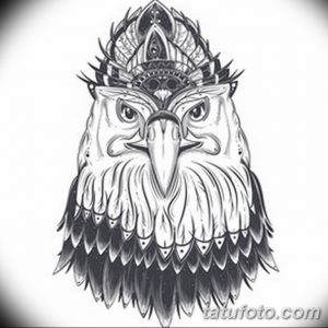 Черно-белый эскиз татуировки с изображением головы орла, украшенной сложным орнаментом и головным убором. Детализированный и стильный дизайн.