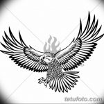 Черно-белый эскиз татуировки с изображением орла, взмывающего вверх на фоне языков пламени. Динамичная композиция и выразительные линии.