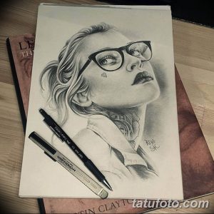 Эскиз татуировки с изображением девушки в очках, смотрящей в сторону, выполненный в черно-серых тонах, с акцентом на детали лица и прическу.