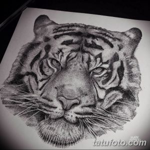 Черно-белый портрет тигра, выполненный в технике pointillism (пуантилизм). Множество точек создают реалистичное изображение и текстуру шерсти.