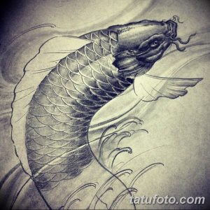 Динамичный эскиз татуировки карпа Кои, плывущего вверх, с реалистичными брызгами воды. Подходит для любителей ярких и выразительных тату.