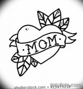 Черно-белое фото тату сердца с лентой и надписью 'MOM', выполненное в стиле олд скул. Идеально для мам и выражения любви.