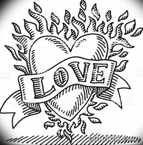 Черно-белое фото эскиза татуировки с надписью LOVE, окруженной листьями и растительными элементами. Подходит для тех, кто ценит романтику и природу.