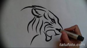 Черно-белый эскиз татуировки головы тигра, выполненный в минималистичном стиле, идеально подходит для первого тату или небольшого рисунка.