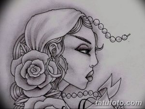Черно-белый эскиз татуировки с изображением женского профиля, украшенного розой и бусами, выполненный в стиле old school.