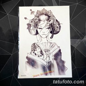 Черно-белый эскиз татуировки с изображением гейши, держащей веер, выполненный в традиционном японском стиле.