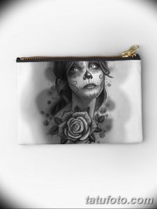 Черно-белый эскиз татуировки: изображение девушки в стиле Sugar Skull с розой, выполненное в реалистичной технике.