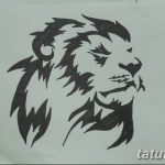 Черно-белый эскиз татуировки льва, выполненный в графическом стиле. Изображение демонстрирует силу и благородство хищника.
