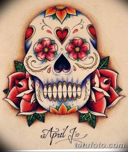 Фото тату: красочный эскиз татуировки сахарного черепа, украшенного цветами и узорами, выполненный в стиле Day of the Dead.