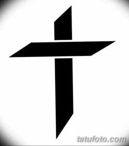 Черно-белое фото тату креста в стиле Blackwork. Простой и лаконичный рисунок с четкими линиями. Идеально для любителей минимализма и графики.