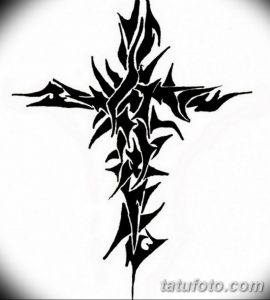Черно-белое фото тату креста в стиле Blackwork. Геометрический рисунок татуировки с острыми углами и четкими линиями. Идеально для любителей минимализма.