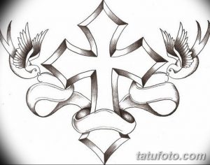 Черно-белый эскиз татуировки креста с двумя летящими голубями и лентой, символизирующий мир и духовность. Идеально для предплечья или спины.
