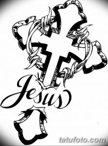 Фото тату: крест, обвитый змеей, с надписью 'Jesus'. Символический рисунок, сочетающий религиозные мотивы и элементы готики.