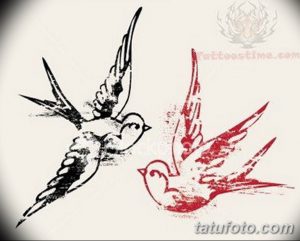 Эскиз татуировки с изображением двух ласточек: одна черная, другая красная. Контрастный дизайн, символизирующий любовь и страсть.