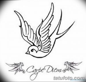 Черно-белый эскиз татуировки ласточки с надписью "Carpe Diem" и двумя маленькими крыльями по бокам. Традиционный дизайн для любителей классики.
